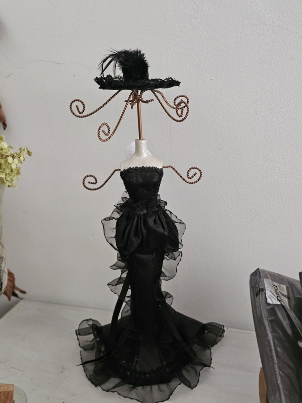 schmuck-staender-vintage-puppe