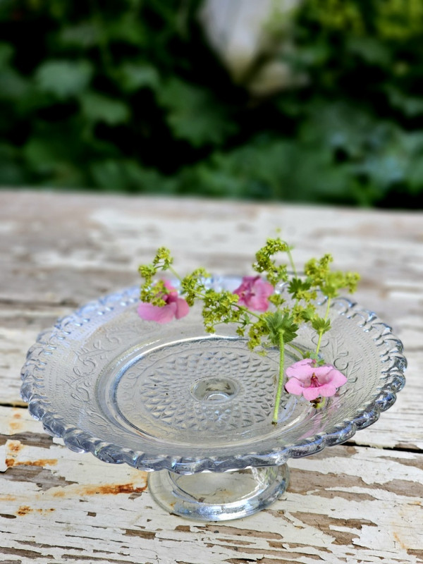 Pressglas-teller-etagere