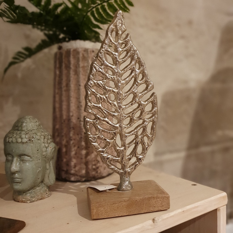 Blatt ALU matt auf Holzplatte