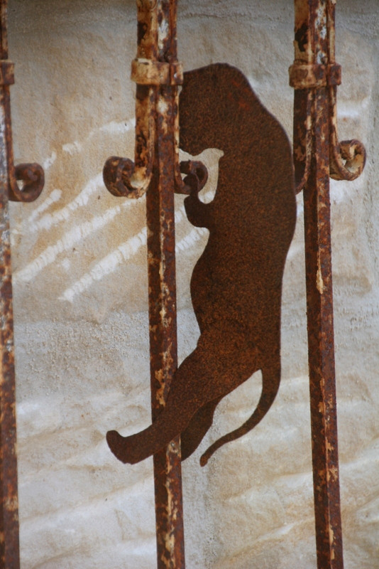 kletternde-katze-rost-deko