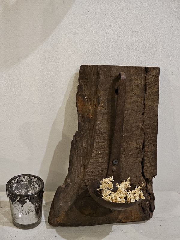 Preview: Rustikaler Wand-Kerzenhalter „Vintage Kelle“ auf Altholz Unikat