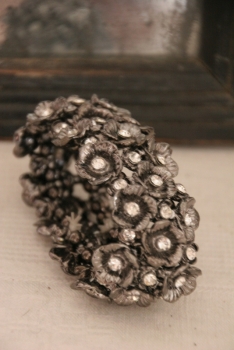 Armband mit Blüten und Steinen