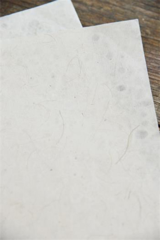 Handgeschöpftes Büttenpapier mit fein strukturierten Fäden