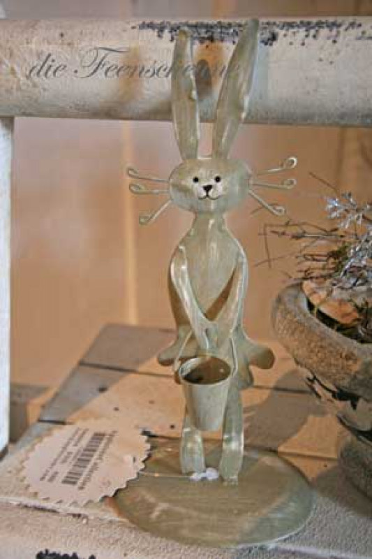 Hasenmädchen aus Blech mit Eimerchen Shabby Look