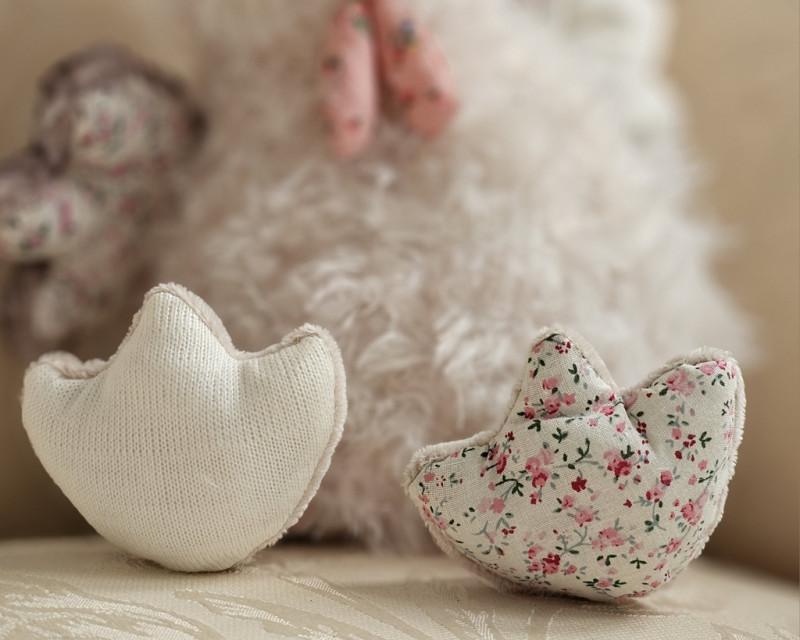 Preview: Deko-Kuschelhuhn „Frühlingsbote“ im Landhaus-Stil