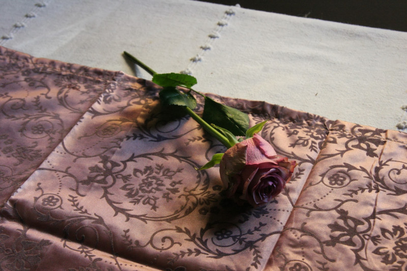 Preview: Tischläufer Ornament Satin dustyrose 40x180