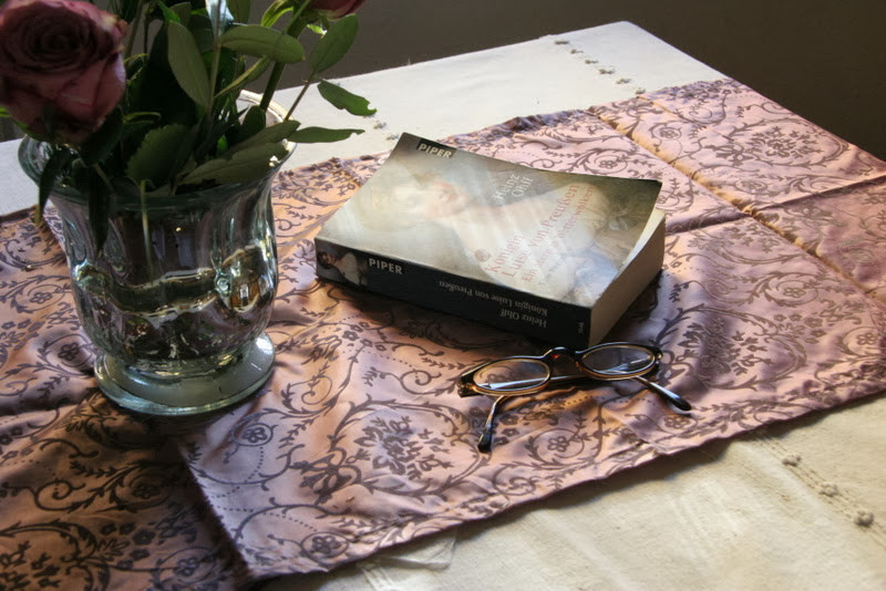 Preview: Tischläufer Ornament Satin dustyrose 40x180