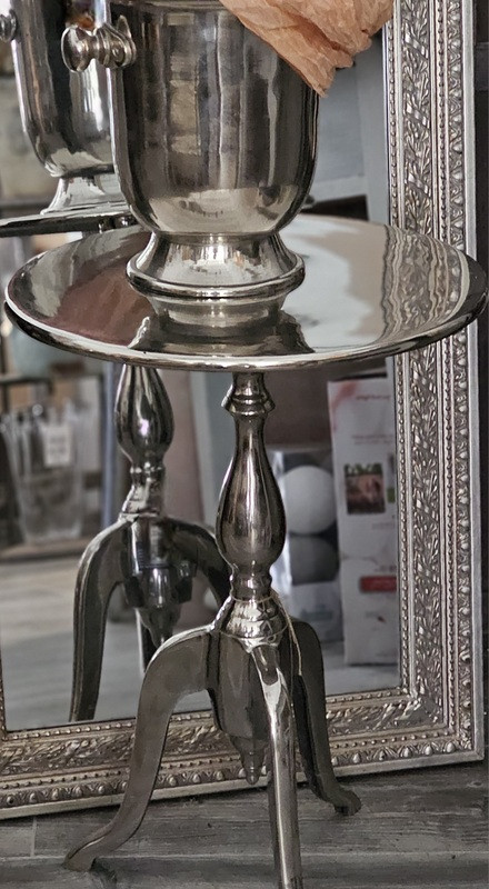 Beistelltisch auf Dreifuss silber Alu vernickelt