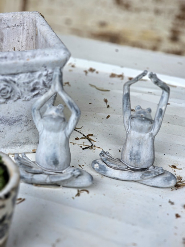 Dekorative Yoga-Frosch Figur im Vintage-Look