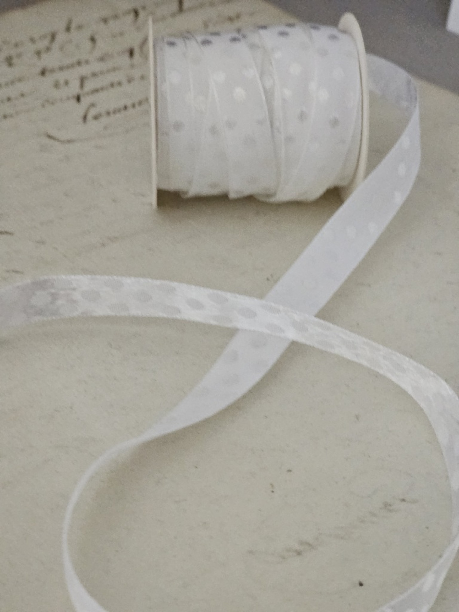 geschenkband-textil-weiss-punkte