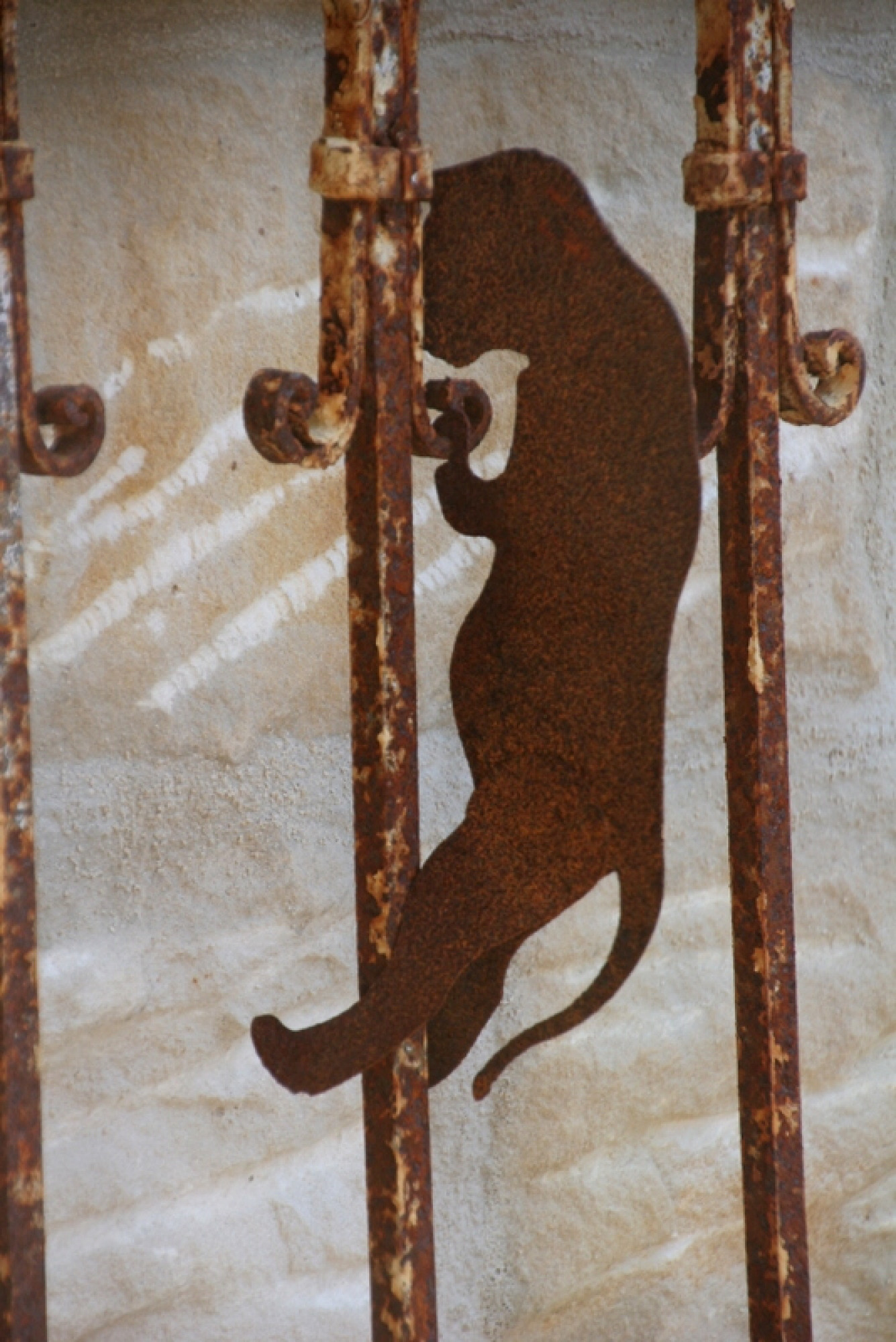 kletternde-katze-rost-deko