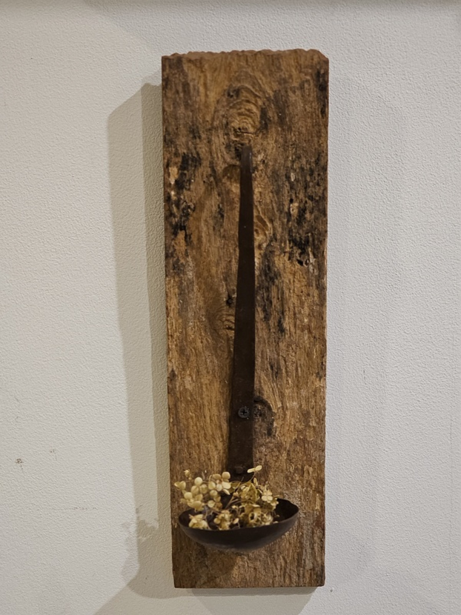 Antike Schöpfkelle auf Altholz Unikat