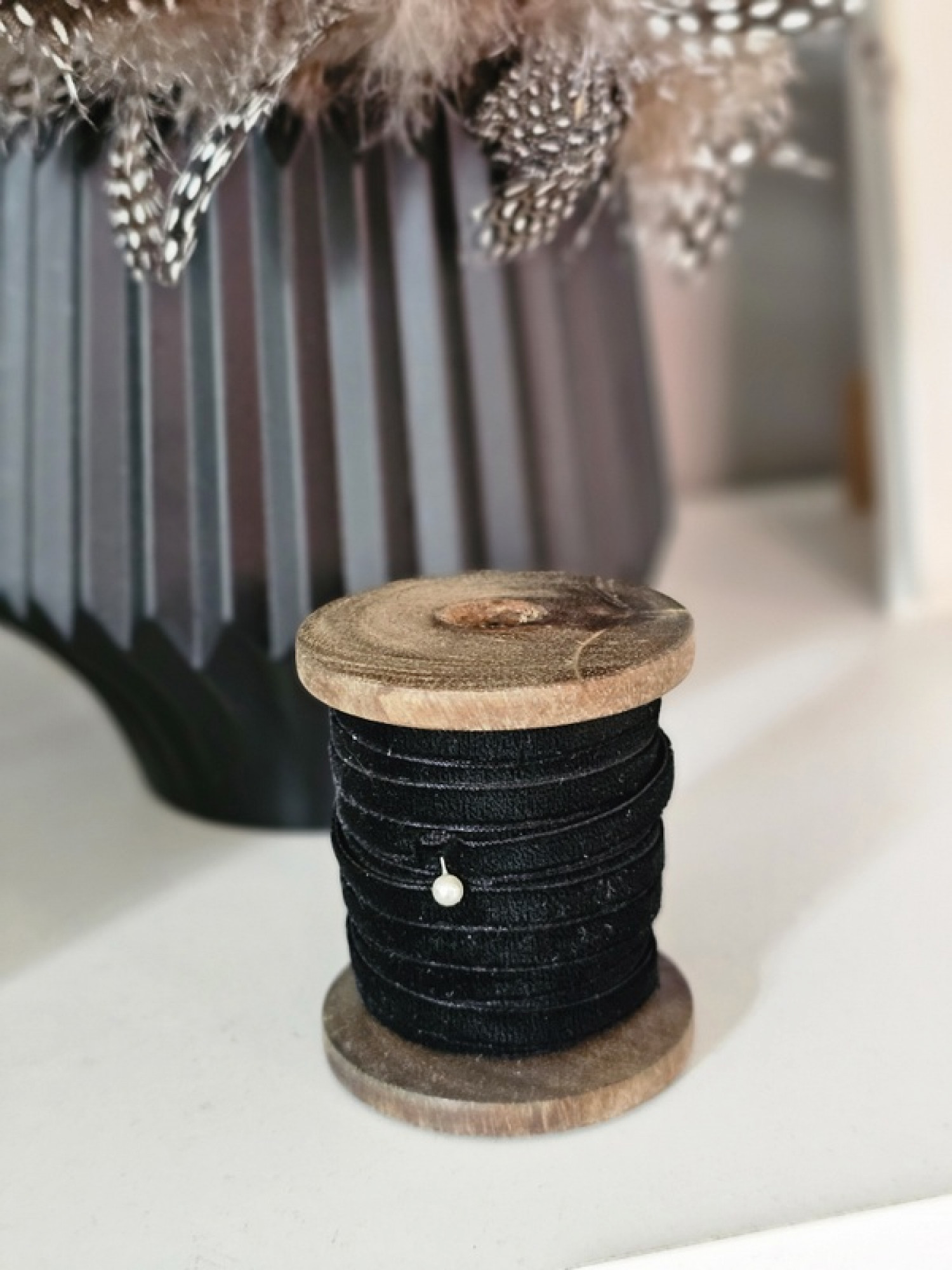Samtband auf Holzspule black