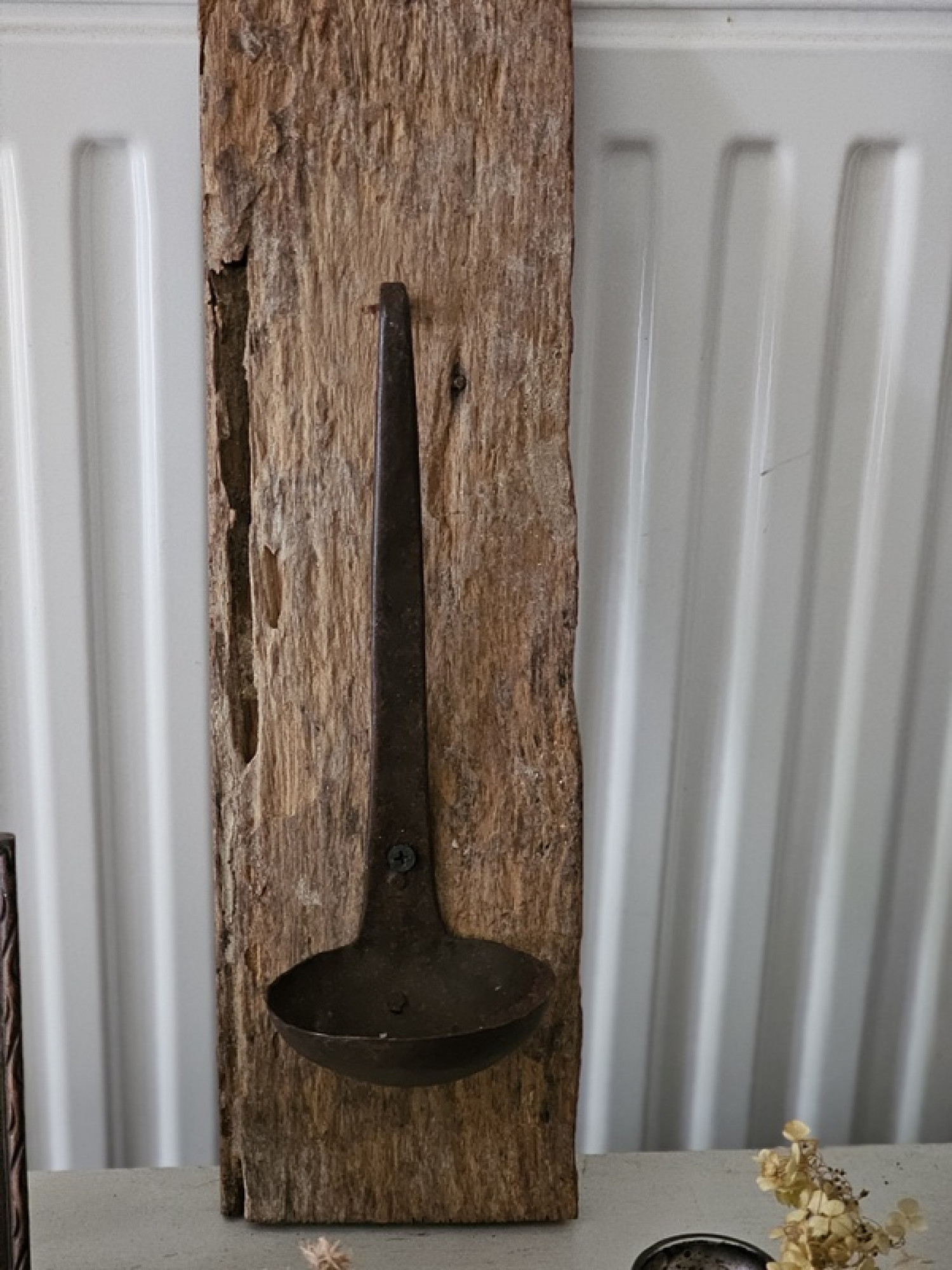 Antike Schöpfkelle auf Altholz Unikat