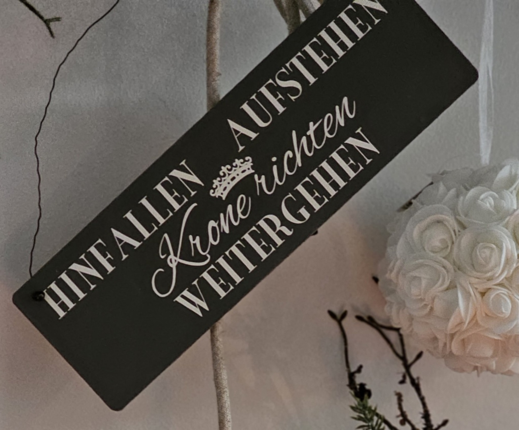 Holzschild HINFALLEN AUFSTEHEN KRONE RICHTEN