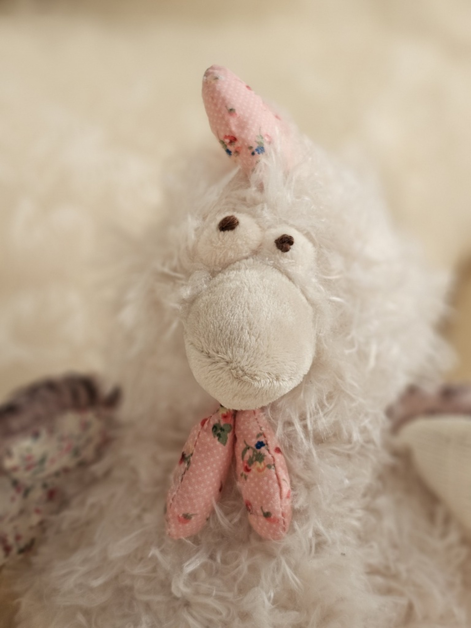 Deko-Kuschelhuhn „Frühlingsbote“ im Landhaus-Stil