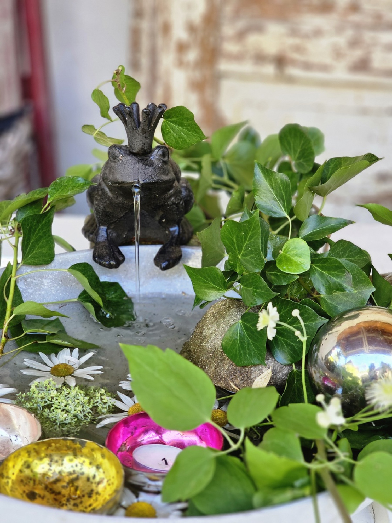 kleiner Wasserfrosch m. Krone Wasserspeier Guss