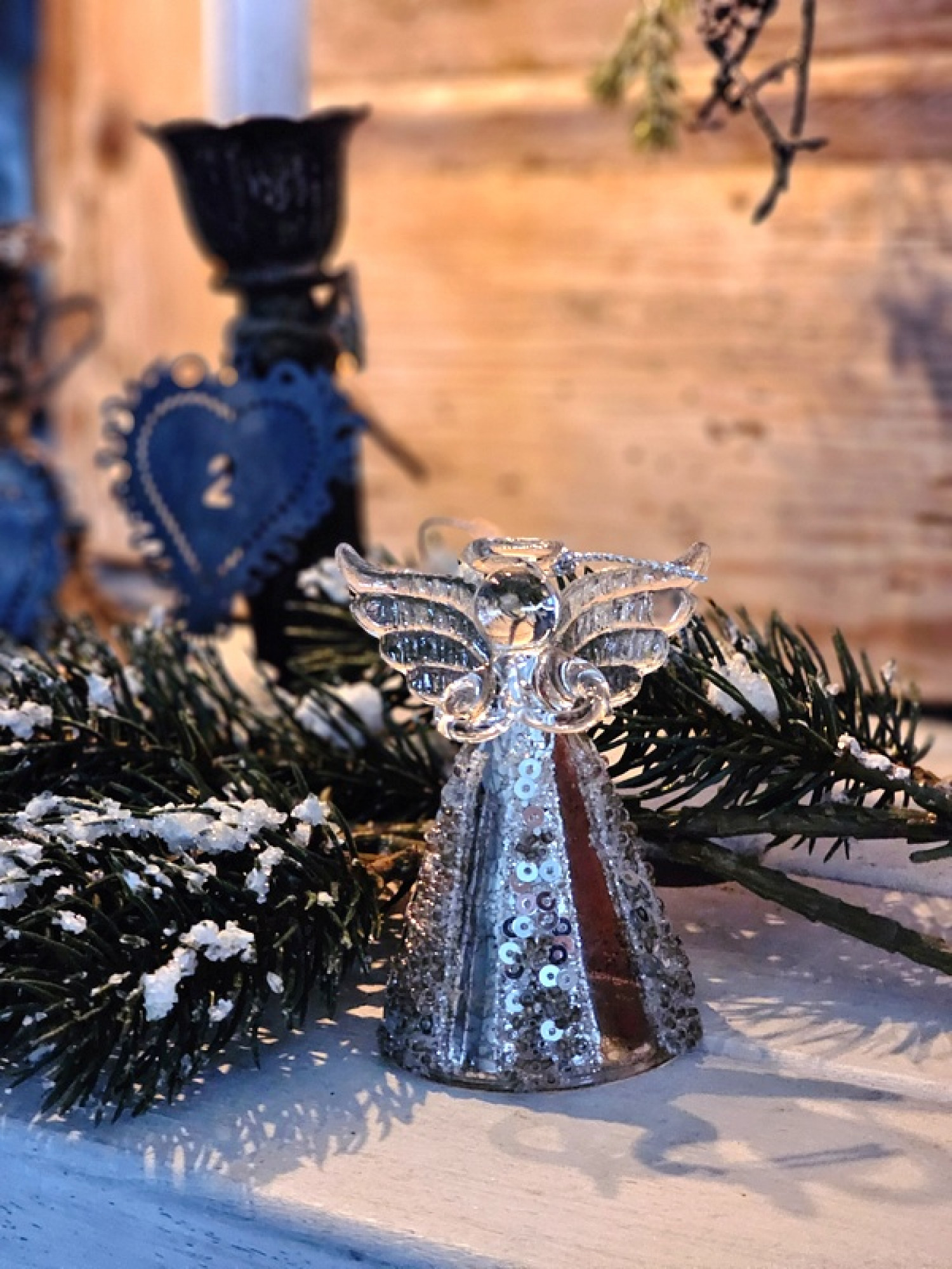 Mundgeblasener Glasengel mit Bauernsilber-Kleid