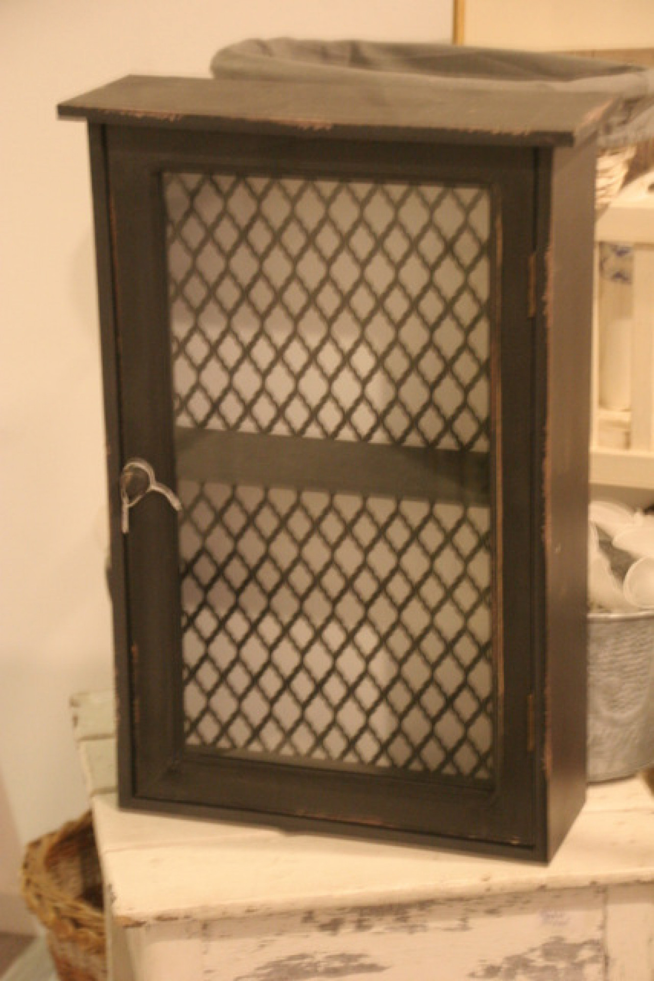 kleine Vitrine Wandschränkchen schwarz