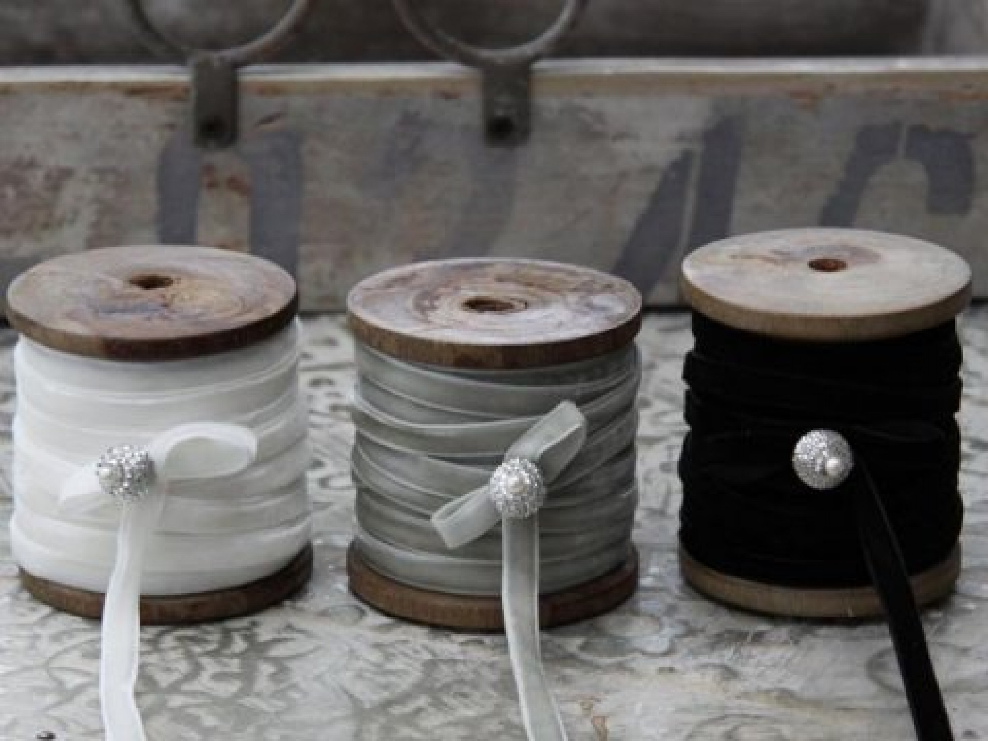 Samtband auf Holzspule black