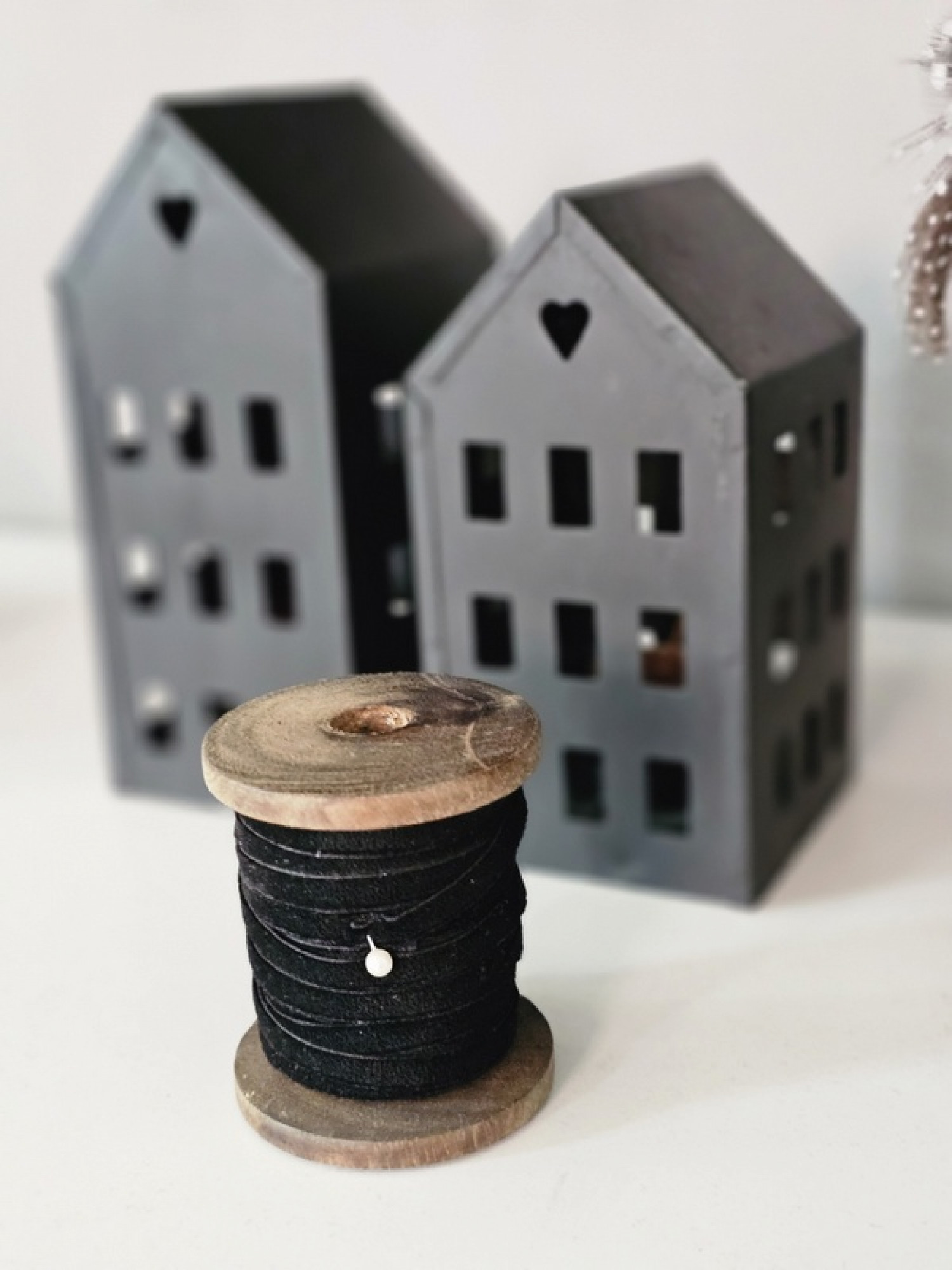 Samtband auf Holzspule black