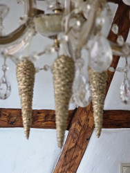 Weihnachtsdeko Tannenzapfen gold